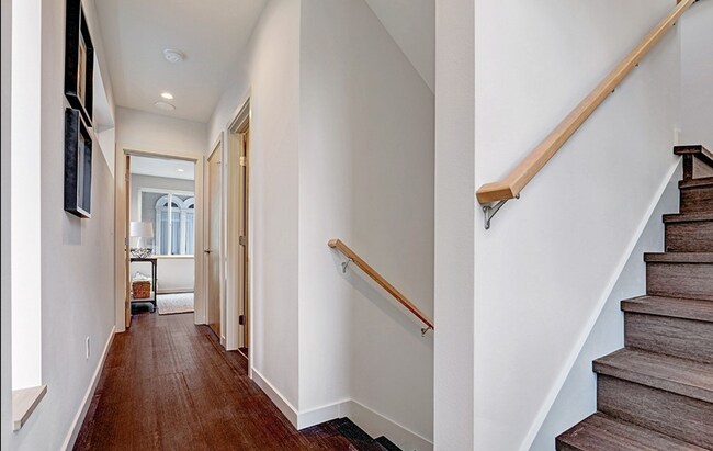 Building Photo - Capitol Hill 2 Bed 1.5 Bath Stunner Available!