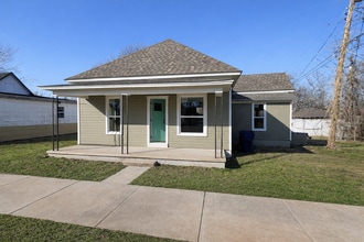 Building Photo - 215 S Maple St