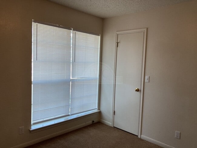 Building Photo - 2911 Bluebonnet Dr