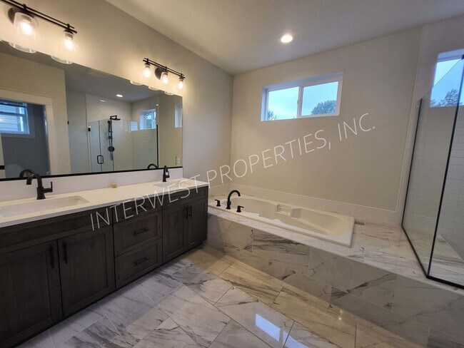Building Photo - 4 bd 3.5ba dream home in the heart of the Woodlawn District w/Washer/Dryer, Garage & Gas Fireplace!