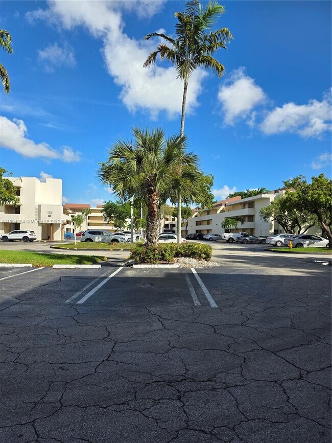 Building Photo - 8870 Fontainebleau Blvd