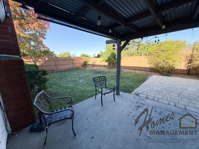 Building Photo - Homes Management - 3 bed, 2 bath home off Oak Hill