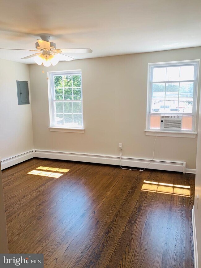 Building Photo - 316 Harry St