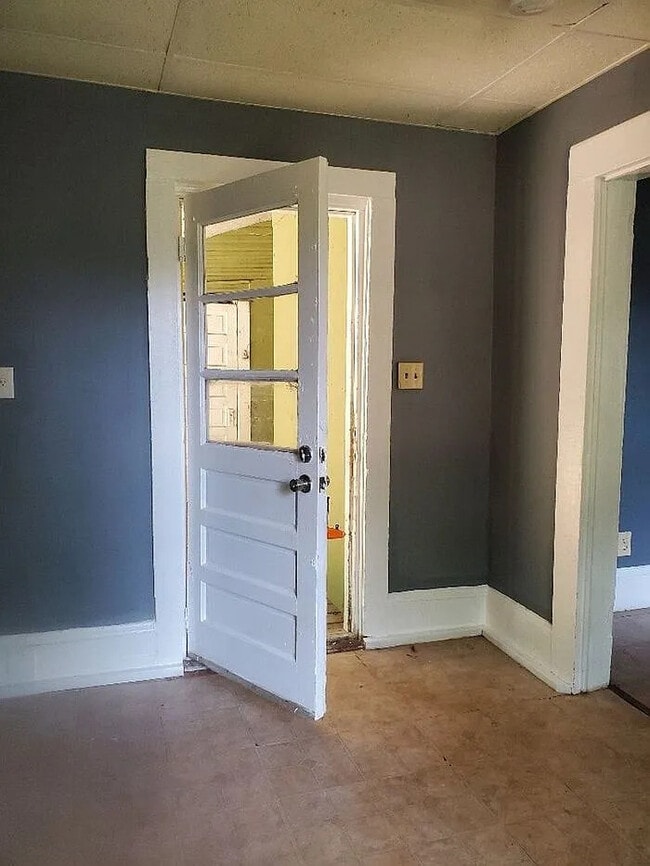 Building Photo - 2 Bedroom 1 Bathroom