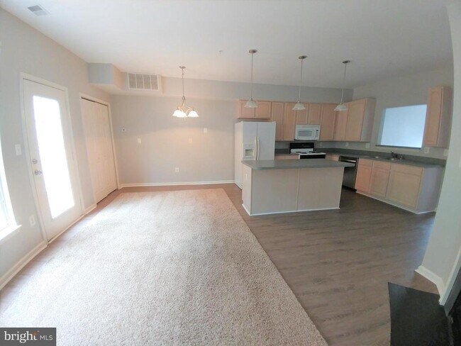 Building Photo - 8 Harbour Heights Dr