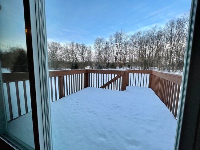 Building Photo - Spacious 4 Bedroom 3 Bathroom home