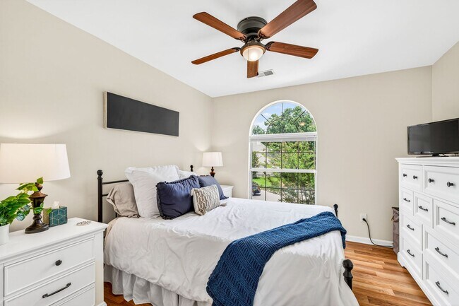 Building Photo - Spacious Living in the Heart of Whitehall