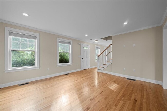 Building Photo - 20 Vanderbilt Ln