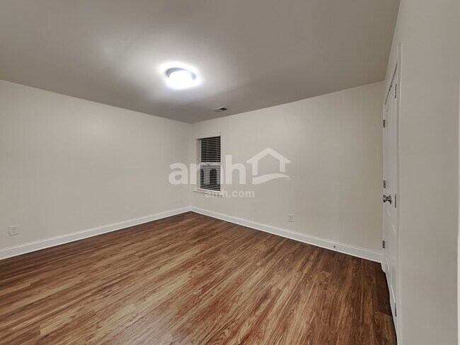 Building Photo - 252 Lake St