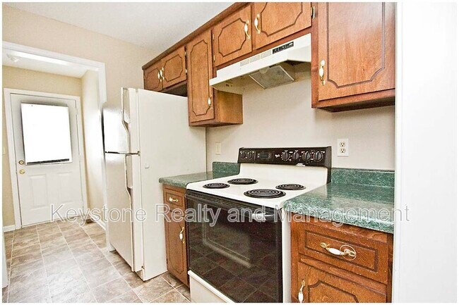 Building Photo - 1770 Crestview Dr