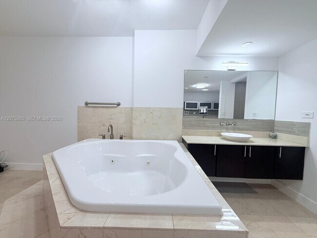 Building Photo - 2301 Collins Ave