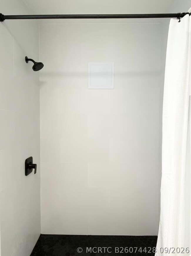 Building Photo - 412 NE Eller St