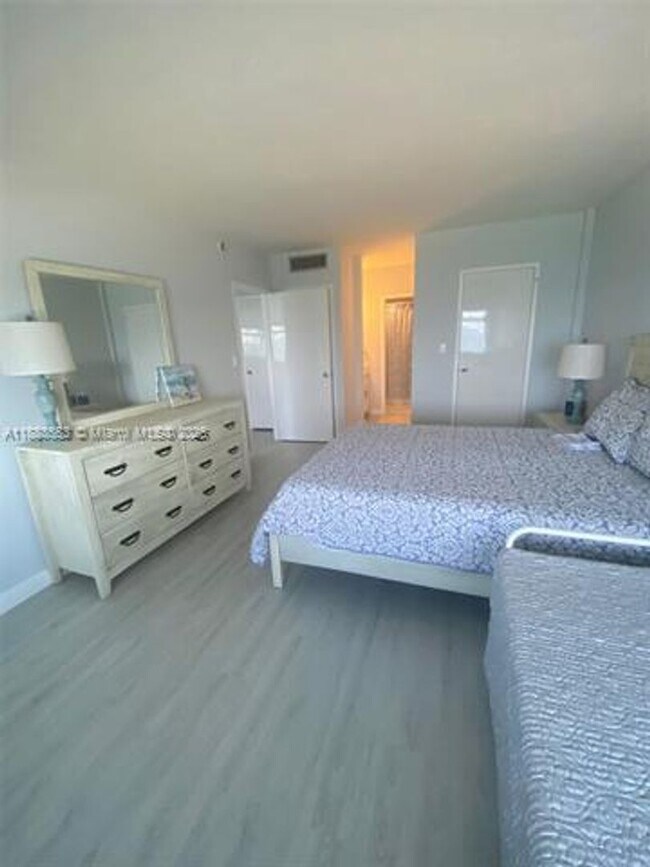 Building Photo - 2899 Collins Ave
