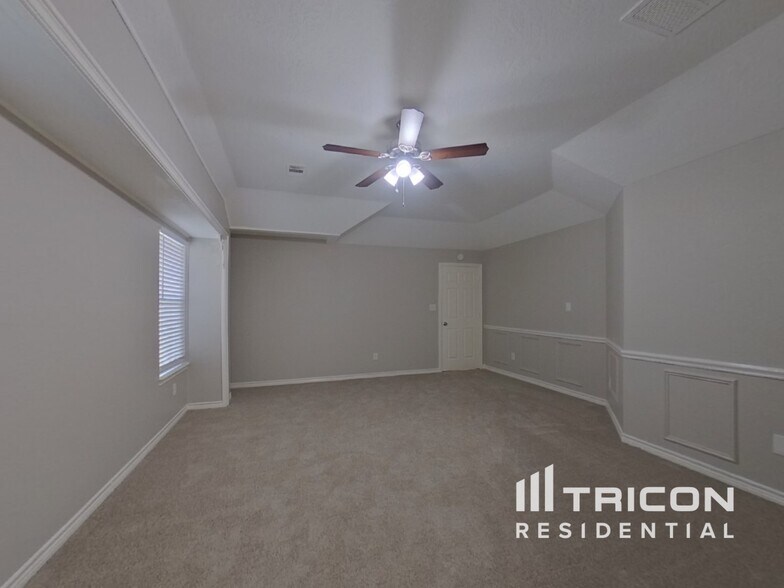 Building Photo - 729 Forest Ln Dr