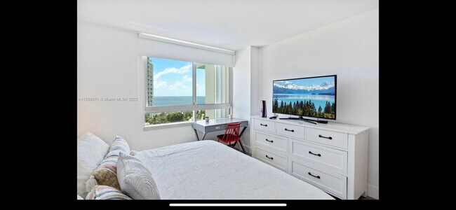 Building Photo - 400 S Pointe Dr