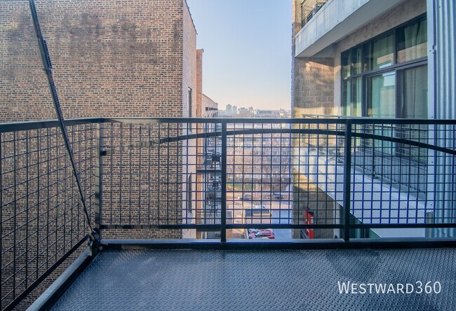 Building Photo - 1224 W Van Buren St