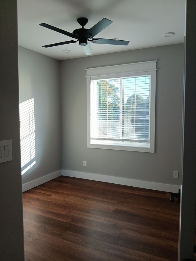 Building Photo - Spacious 6BR Townhome Near UTK | Private B...