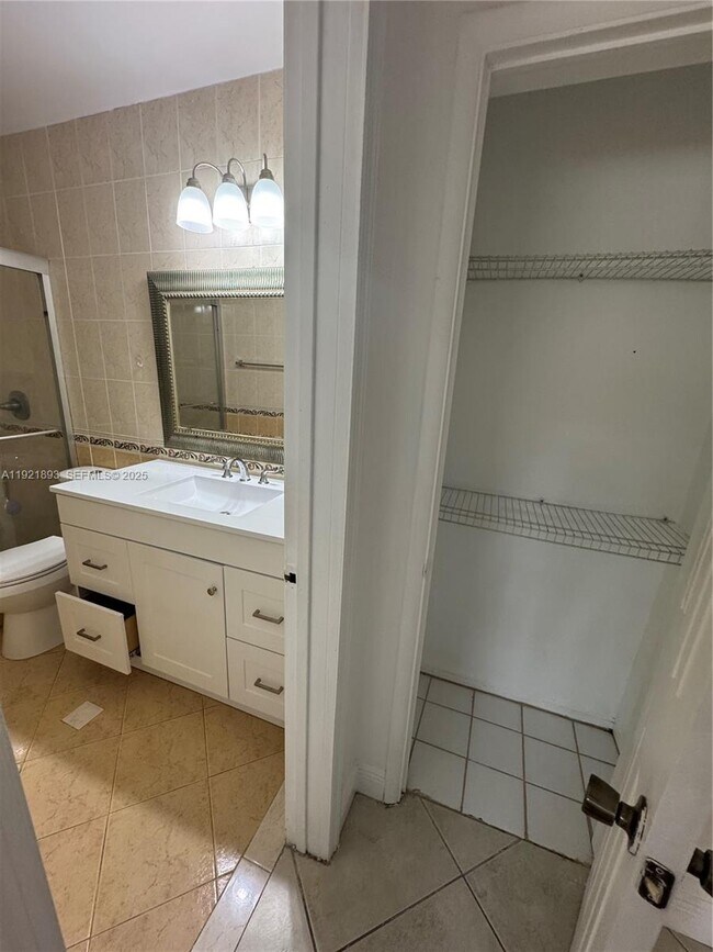 Building Photo - 640 N 71st Terrace