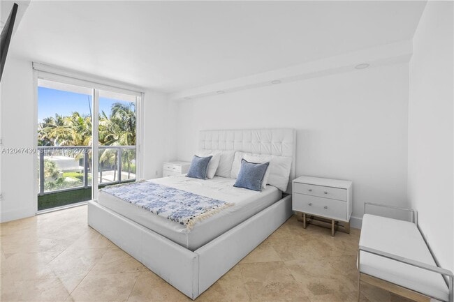 Building Photo - 2457 Collins Ave