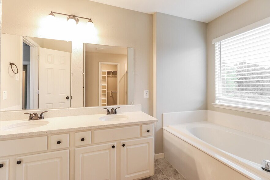 Building Photo - 18400 Sunrise Pines Dr