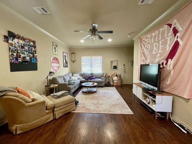 Building Photo - BEAUTIFUL 2/2.5 in Gateway Villas! August ...