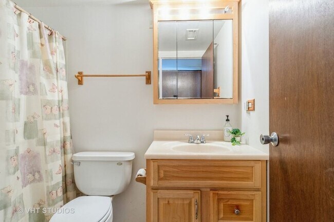 Building Photo - 5S100 Pebblewood Ln