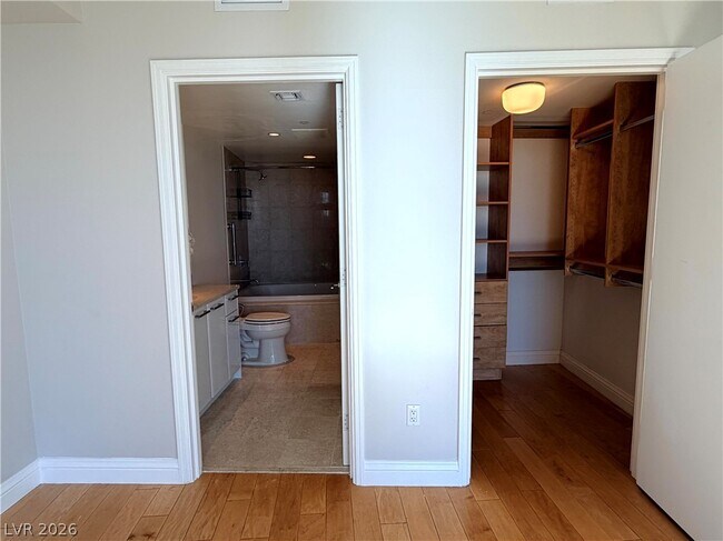 Building Photo - 322 Karen Ave