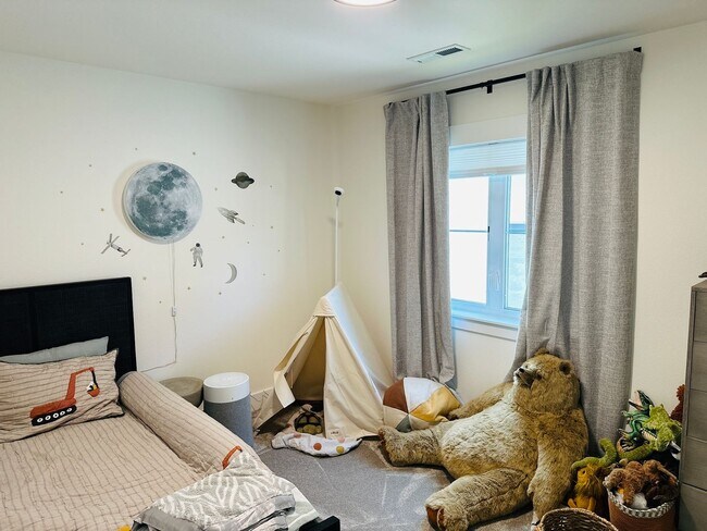 Building Photo - The Green at Felida Park Stunning Home