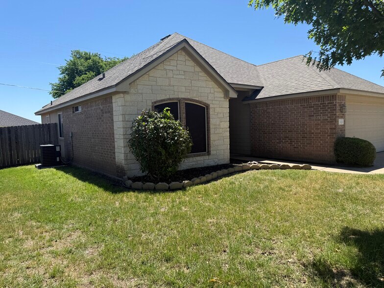 Building Photo - 1123 Neuberry Cliffe