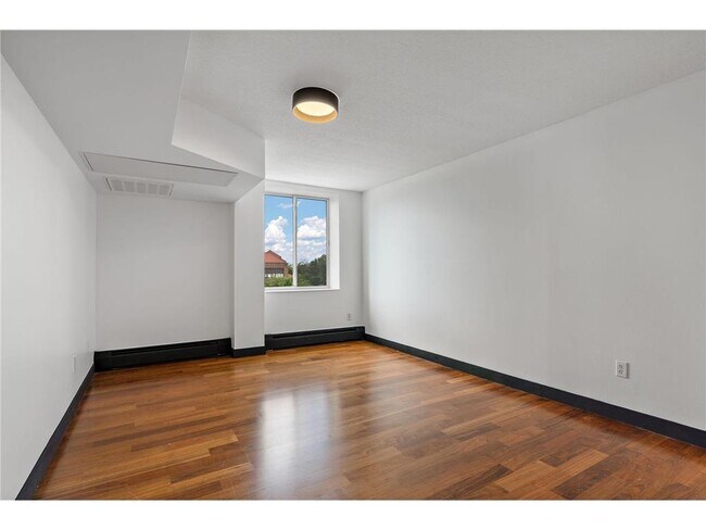 Building Photo - 2800 W 44th St