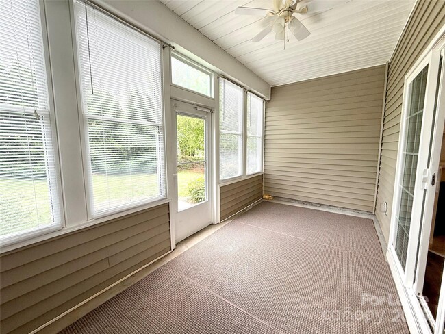 Building Photo - 2135 Ashley River Rd