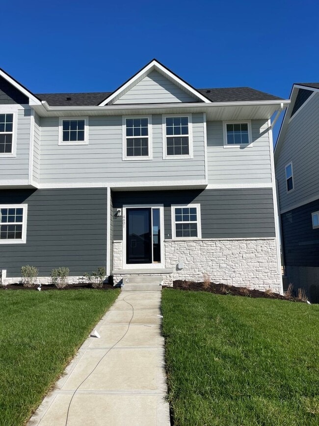 Building Photo - Townhome For Rent Papillion