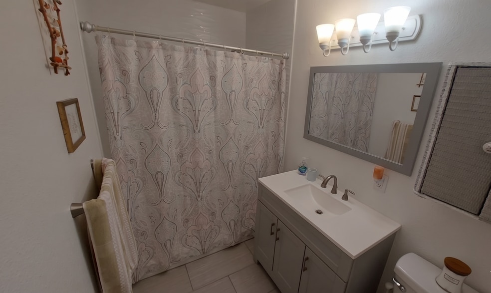 Large bathroom with shower - 224 F St