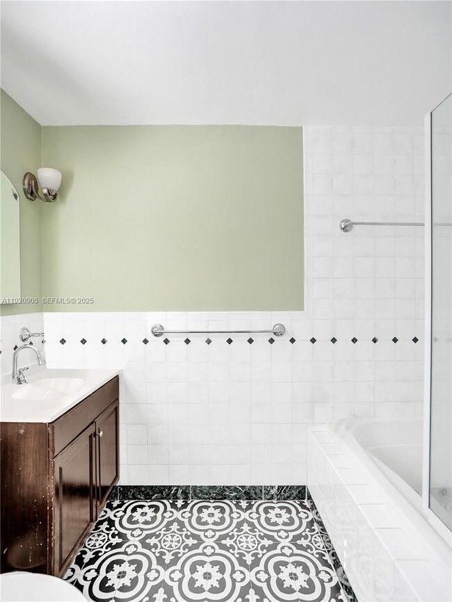 Building Photo - 940 Hollywood Blvd