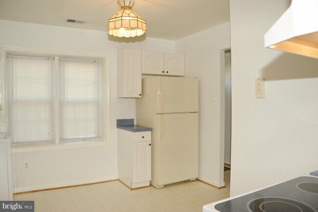 Building Photo - 6533 Yadkin Ct