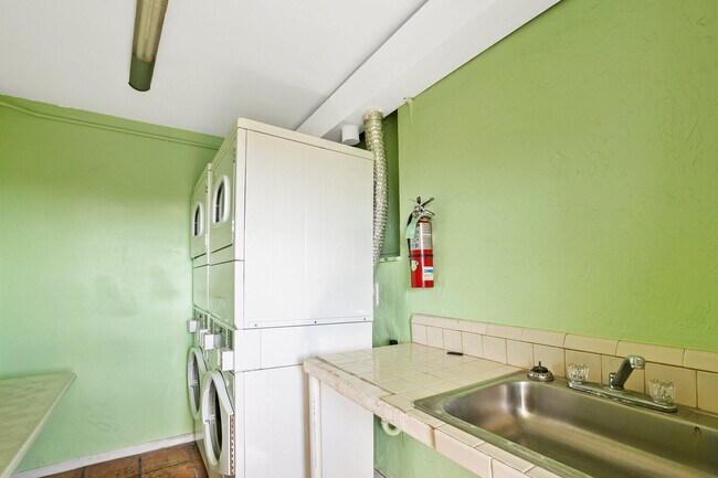 Building Photo - 1201 SE 2nd Ct