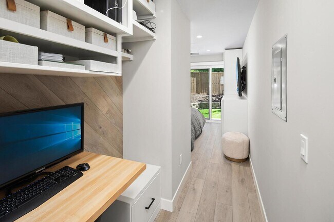 Building Photo - Luxurious Living at Its Finest | 1-Bedroom...