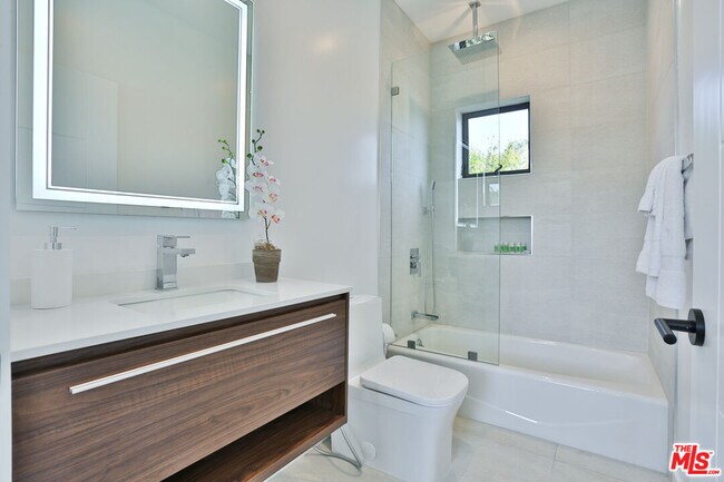 Building Photo - 1622 S Mansfield Ave