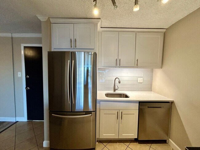 Building Photo - Beautiful 1-Bedroom Condo at Mountain Shadow Condominiums