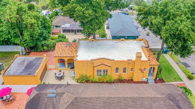 Building Photo - 220 W Minnehaha St