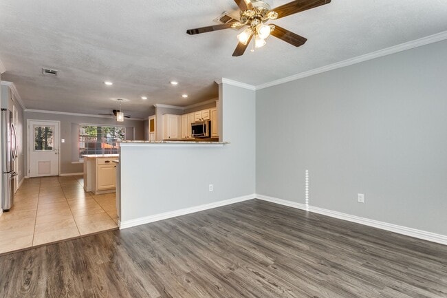 Building Photo - 1728 Creekpoint-