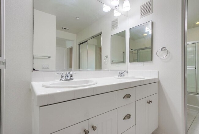 Building Photo - Available Now! Tri-Level 3 Bedroom 3.5 Bath Townhome!!