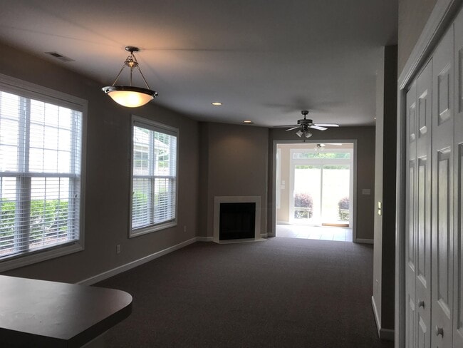 Building Photo - 539 Village Green Dr
