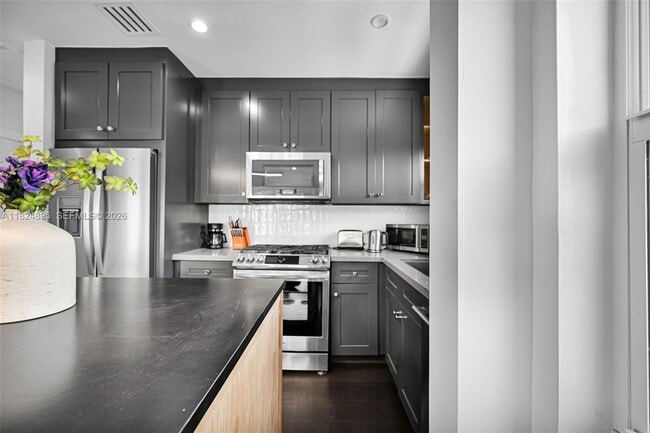 Building Photo - 150 NE 50th St