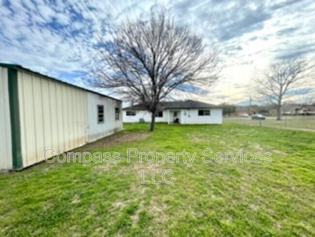 Building Photo - 396 Fernwood Dr