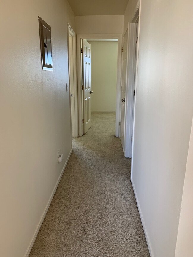 Building Photo - 2 Bedroom 1 Bathroom Unit in 8 Plex