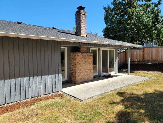 Building Photo - 15610 SW Rigert Rd
