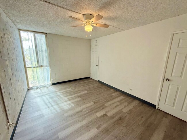 Building Photo - Newly Renovated 2 Bedroom / 1.5 Bathroom U...