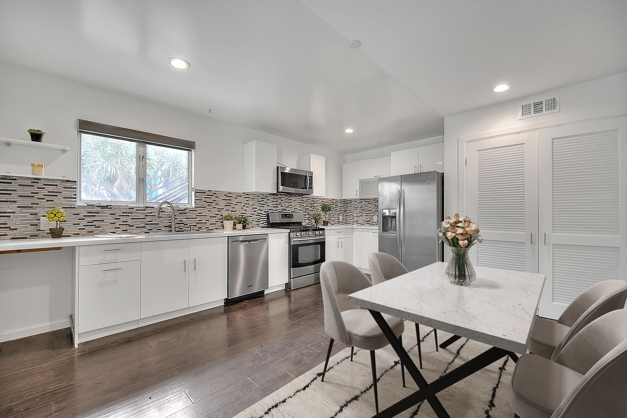 Building Photo - 1952 N Beachwood Dr