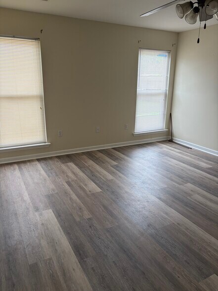 Building Photo - 23682 Parkland Ave